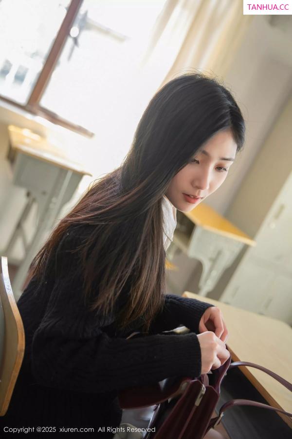   [XiuRen]高清写真图 2025.03.27 No.10078 刘婷婷 白色丝袜第18张图片